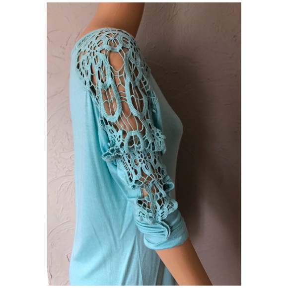 Forever 21 Tops - Super Soft and Comfy Crochet Sleeve Top